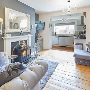 Host & - 2, 15 Prospect Hill Whitby