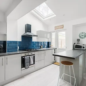 Adorable, Inviting Town House! Cheltenham
