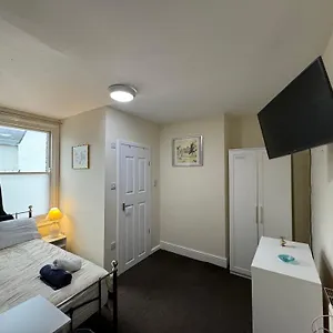 Comfortable Modern Home, Town Centre, Free Parking, Ensuite B Cheltenham